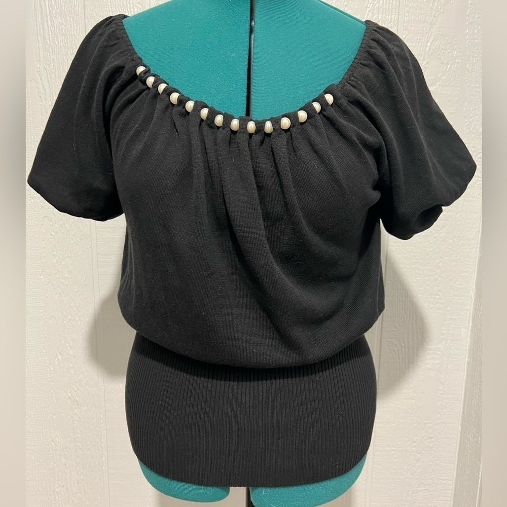 D.F.A. NEW YORK size large poofy sleeve top with pearl neck detail